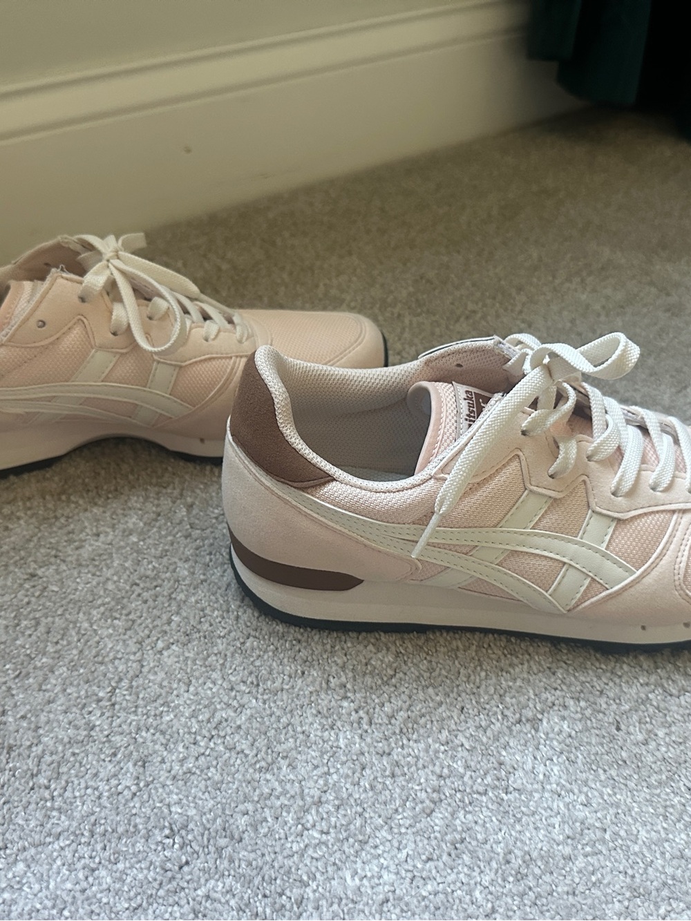 Onitsuka Tiger Pink Retro Runner Lifestyle Low‎ Alvarado Sneakers - Picture 2 of 5